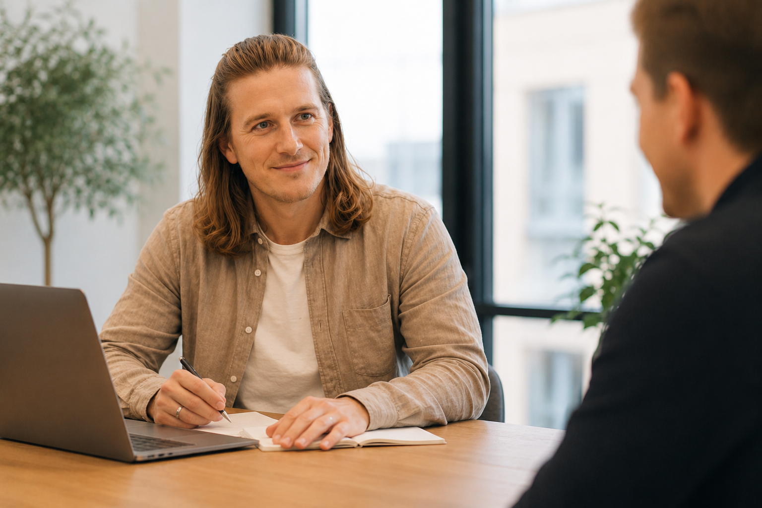 Mads Fischer Clausen i sit arbejdsmiljø som digital partner. 
Kontakt ham for at få tunet din digitale profil - Branding - Hjemmeside - Strategisk sparring - Kommunikation - Foredrag til unge
