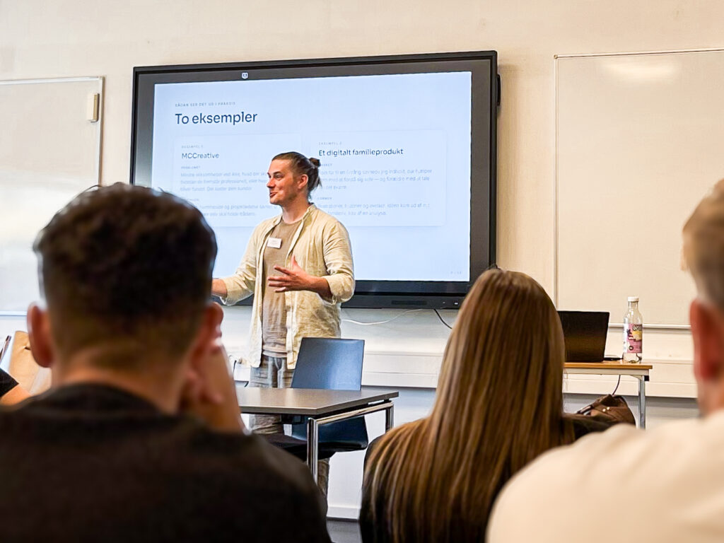 Mads Fischer Clausen gennemgår eksempler på iværksætteri for HHX-elever på Erhvervsakademi Dania