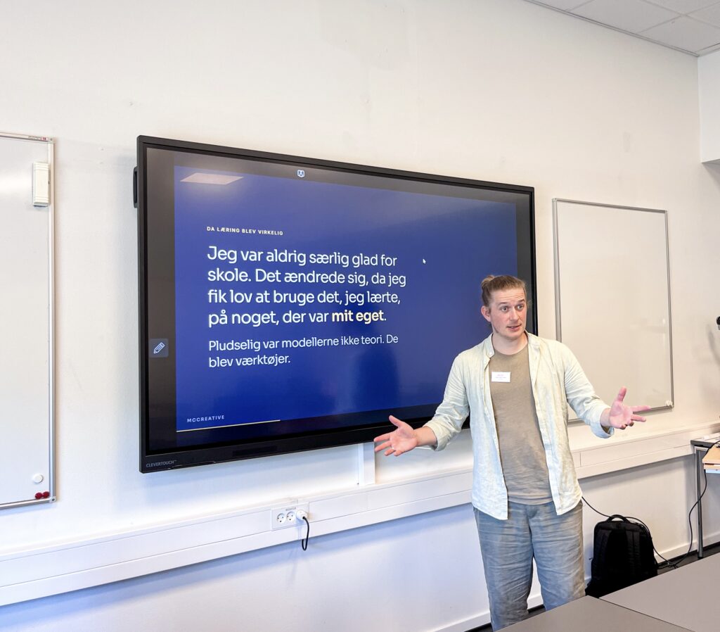 Mads Fischer Clausen fortæller sin egen historie for elever på iværksætterworkshop hos Erhvervsakademi Dania