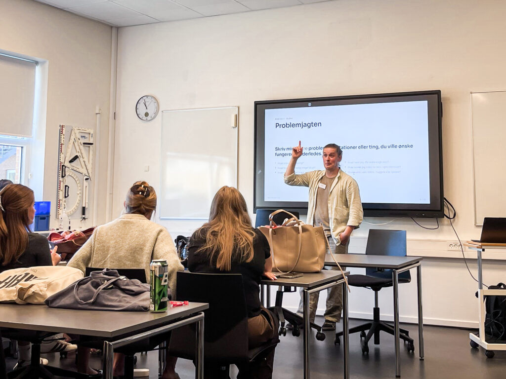 Mads Fischer Clausen fra MCCreative underviser HHX-elever i øvelsen Problemjagten på iværksætterworkshop hos Erhvervsakademi Dania i Randers