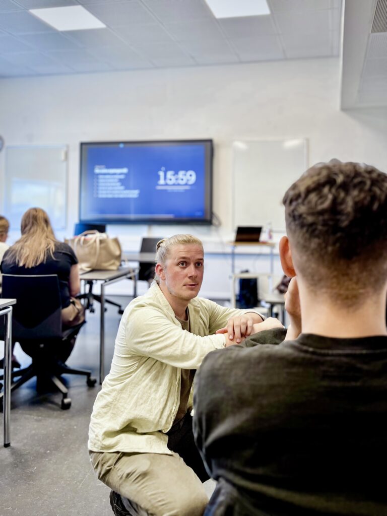 Mads Fischer Clausen fra MCCreative i sparring med en HHX-elev om hans idé under iværksætterworkshoppen på Erhvervsakademi Dania