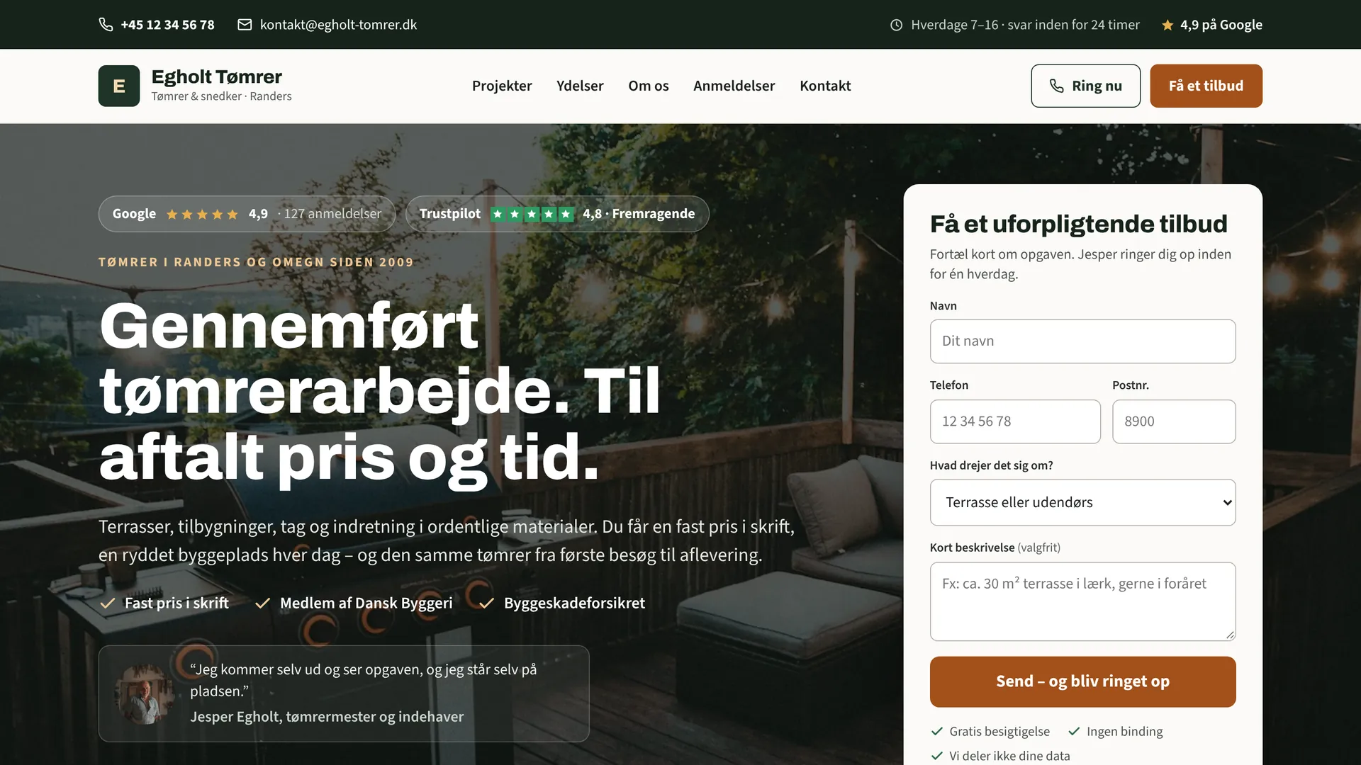 Forsiden af et designudkast til en opdigtet tømrer i Randers med tilbudsformular og anmeldelser øverst